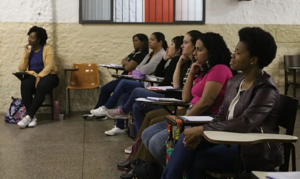Cursinhos Populares Têm Prazo para Aderir à Rede de Apoio Federal até 4 de Março Cursinhos Populares Têm Prazo para Aderir à Rede de Apoio Federal até 4 de Março