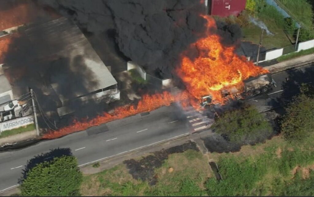 Explosão de Caminhão-Tanque em Sorocaba: Imagens de Drone Registram o Incidente Explosão de Caminhão-Tanque em Sorocaba: Imagens de Drone Registram o Incidente