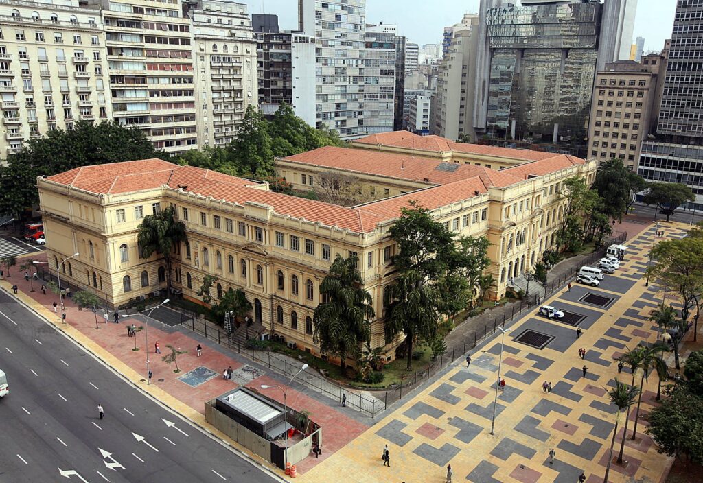 Professor Afastado Após Acusações de Importunação Sexual em Escola de SP