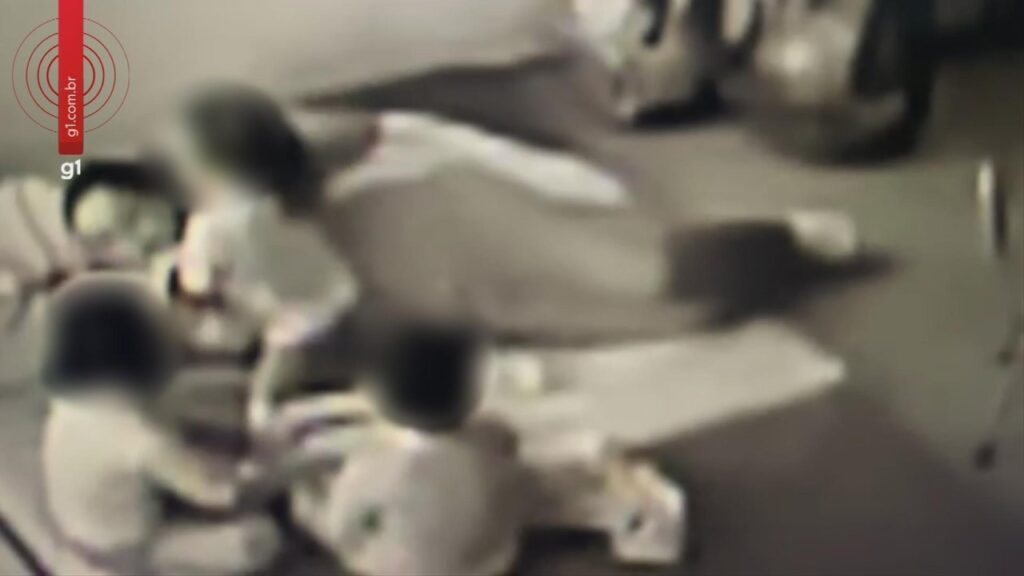 Professora é Flagada em Ato de Violência Contra Aluna em Sorocaba Professora é Flagada em Ato de Violência Contra Aluna em Sorocaba