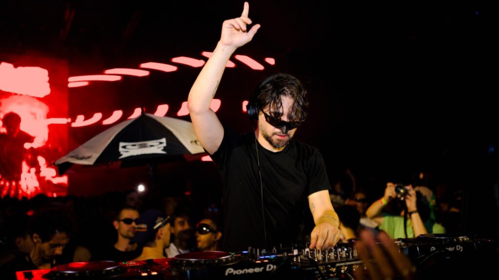 Skrillex Surpreende Público em Festa de Funk no Interior de SP: Um Show Inesquecível Skrillex Surpreende Público em Festa de Funk no Interior de SP: Um Show Inesquecível