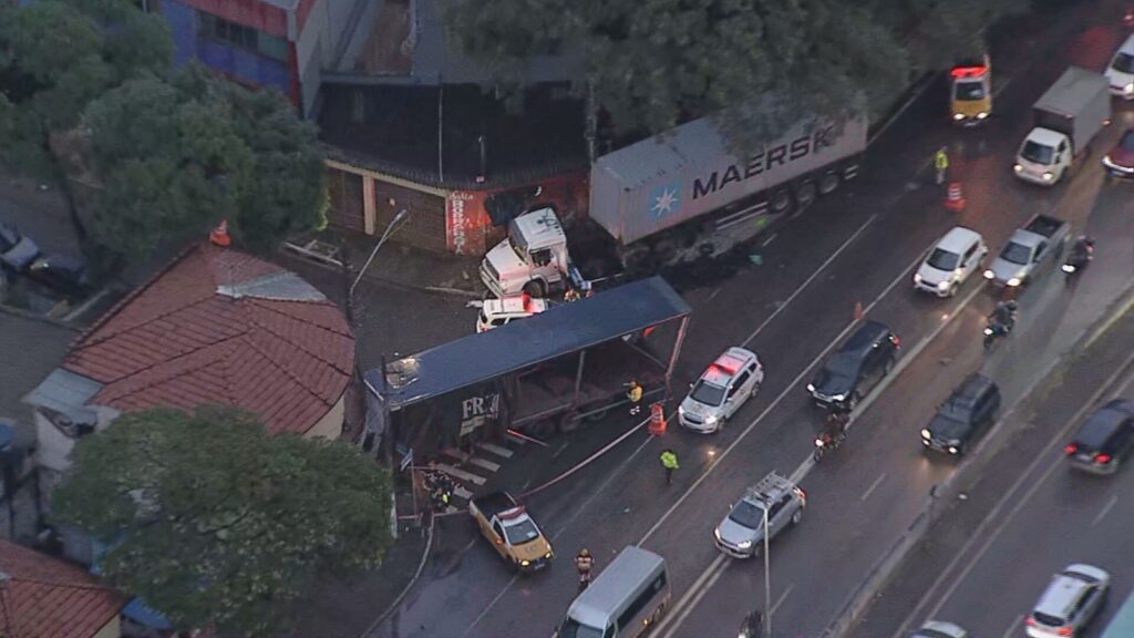 Acidente Envolvendo Carretas Interrompe Trânsito na Av. Salim Farah Maluf em SP Acidente Envolvendo Carretas Interrompe Trânsito na Av. Salim Farah Maluf em SP