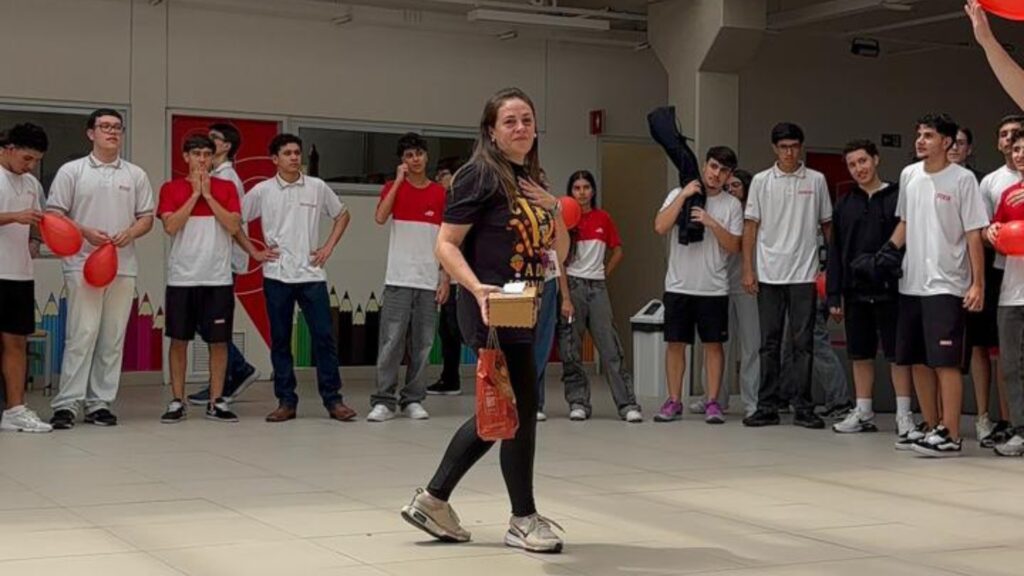 Alunos Prestam Homenagem Emocionante a Professora com Câncer de Mama Alunos Prestam Homenagem Emocionante a Professora com Câncer de Mama