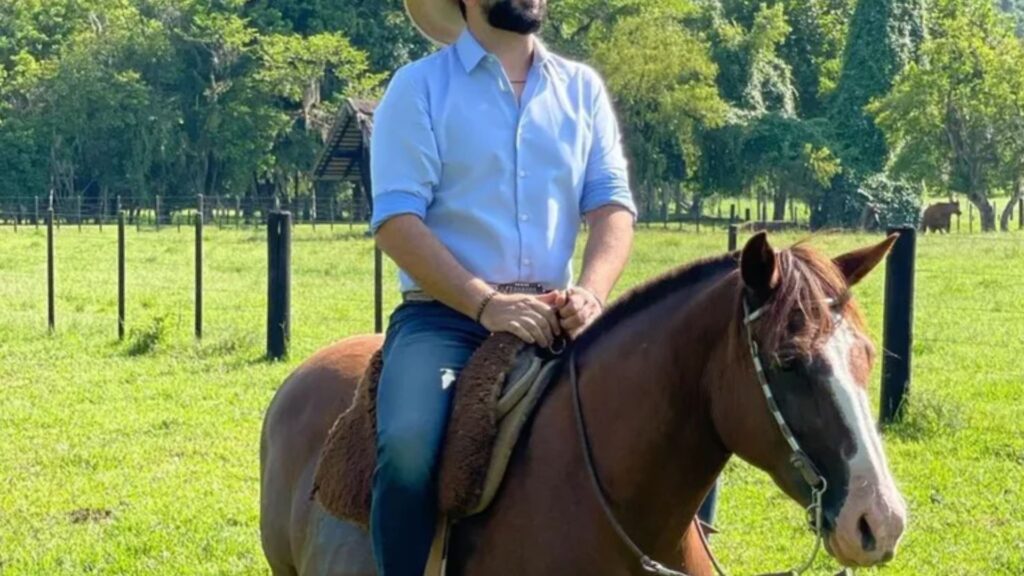 Cantor Sertanejo Sorocaba: Fazenda Luxuosa e Sucesso no Segmento de Cavalos Cantor Sertanejo Sorocaba: Fazenda Luxuosa e Sucesso no Segmento de Cavalos