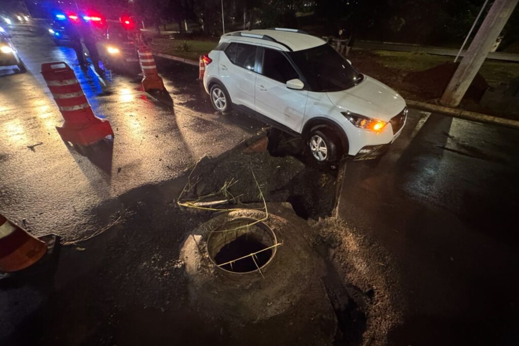 Carro Entra em Cratera em Americana Após Chuva Forte Carro Entra em Cratera em Americana Após Chuva Forte