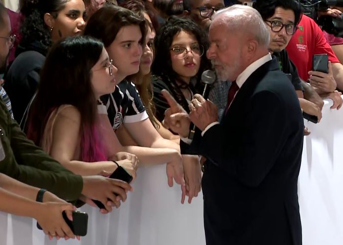 Lula Interage com Torcida do Corinthians em Evento em Sorocaba Lula Interage com Torcida do Corinthians em Evento em Sorocaba