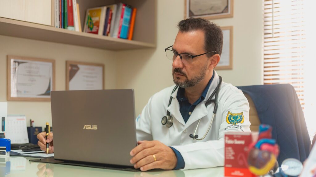 Médico Revela Como Exames Não Mostram Toda a Dor em Novo Livro Médico Revela Como Exames Não Mostram Toda a Dor em Novo Livro