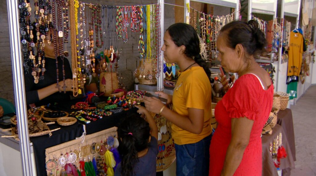 Sabores e Saberes Ancestrais: O Empreendedorismo Indígena em Manaus Sabores e Saberes Ancestrais: O Empreendedorismo Indígena em Manaus