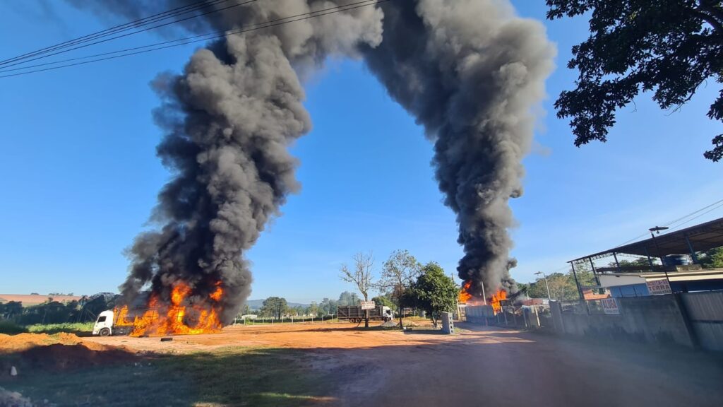Incêndio Devasta Caminhões de Transportadora em Jarinu e Chama Atenção Incêndio Devasta Caminhões de Transportadora em Jarinu e Chama Atenção