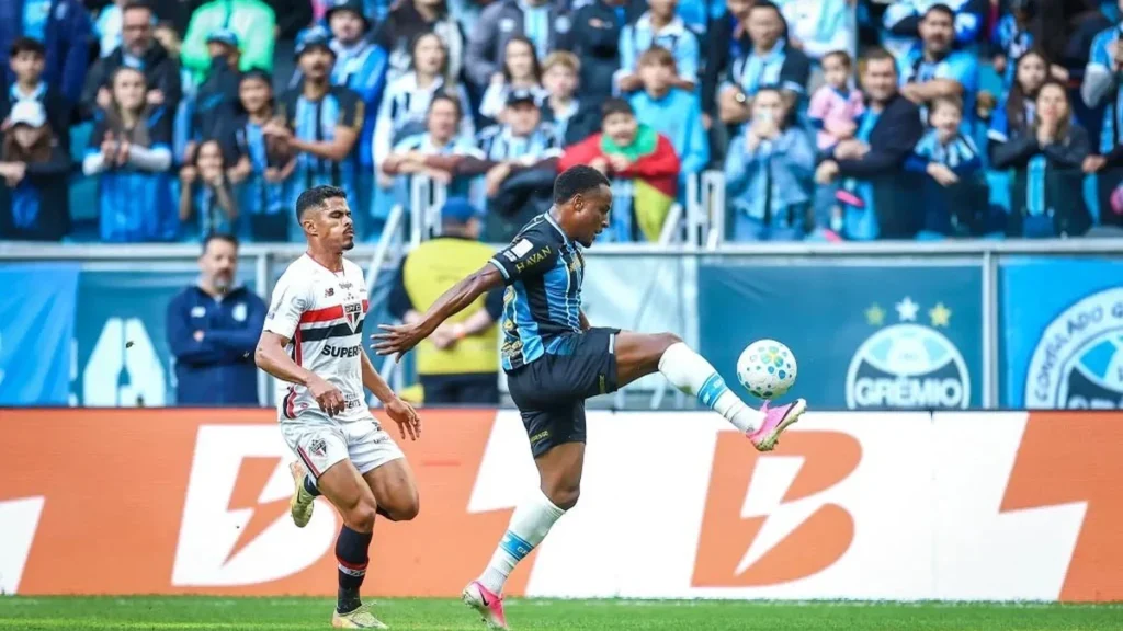 São Paulo sofre virada para Grêmio e acumula oito jogos sem vitória no Brasileirão