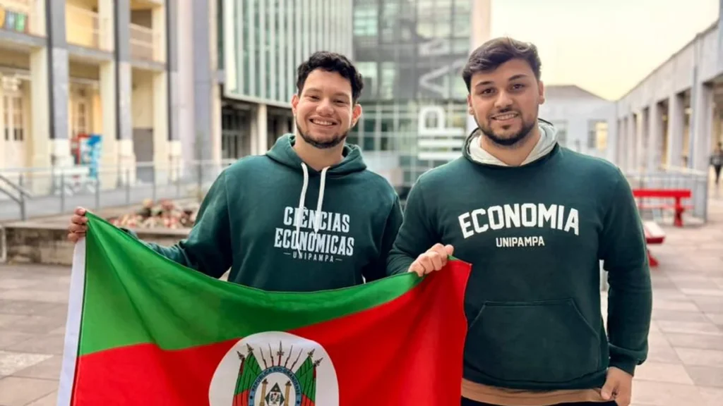 Dupla da Unipampa leva o Rio Grande do Sul para a Gincana Nacional de Economia em São Paulo Dupla da Unipampa leva o Rio Grande do Sul para a Gincana Nacional de Economia em São Paulo