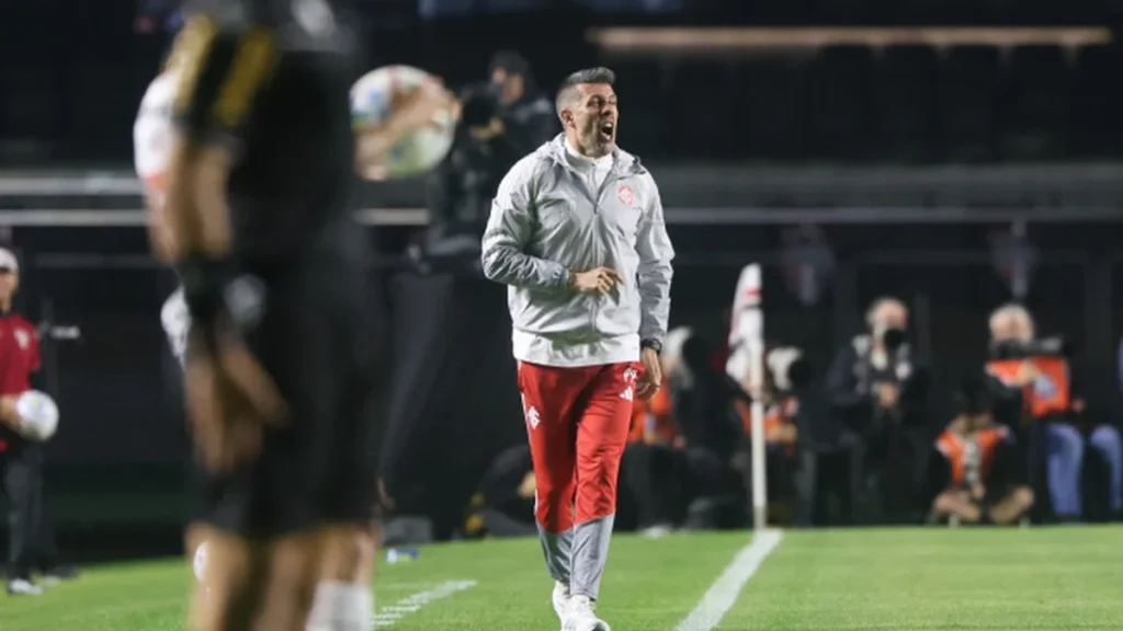 Inter demite técnico Paulo Pezzolano após derrota para São Paulo e segue na zona de rebaixamento Inter demite técnico Paulo Pezzolano após derrota para São Paulo e segue na zona de rebaixamento