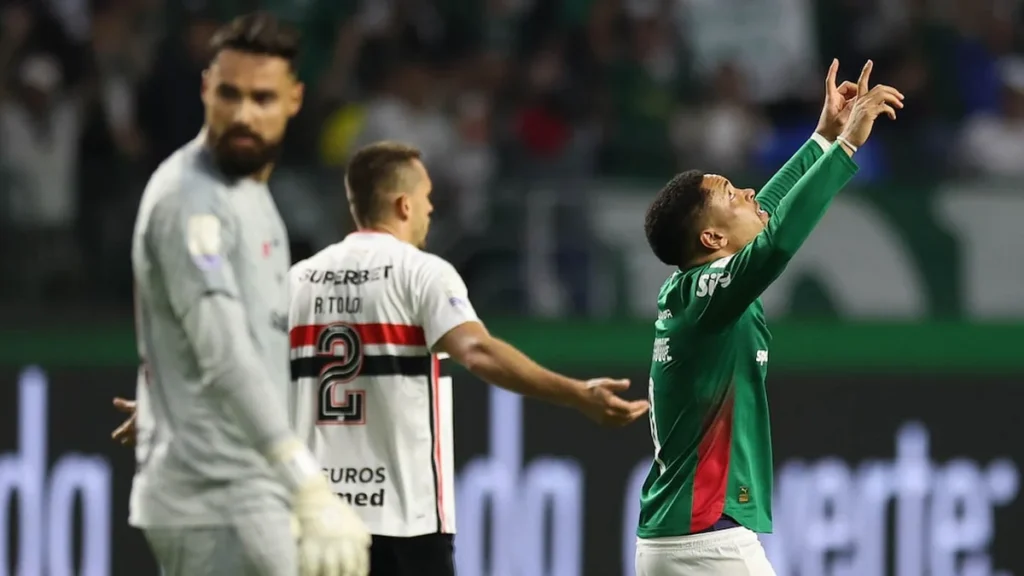 Palmeiras vence São Paulo com reservas e depende do Corinthians para manter liderança do Brasileirão Palmeiras vence São Paulo com reservas e depende do Corinthians para manter liderança do Brasileirão