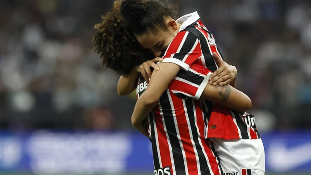 São Paulo Reverte Resultado e Vence Corinthians na Primeira Final do Brasileiro Feminino
