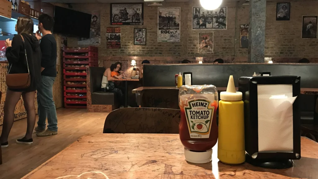 São Paulo adota sachês para molhos e desafia custos dos restaurantes São Paulo adota sachês para molhos e desafia custos dos restaurantes
