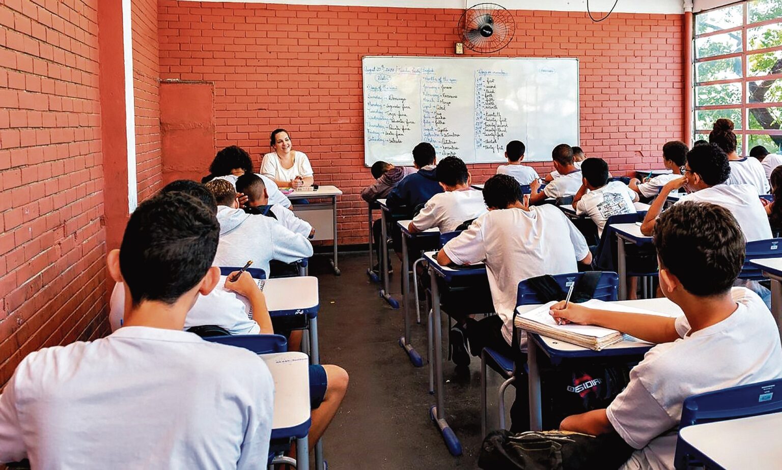 A Solidão do Gestor Escolar: Desafios e Avanços na Formação de Diretores A Solidão do Gestor Escolar: Desafios e Avanços na Formação de Diretores