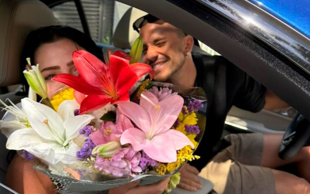 André Lamoglia e Jade Picon: Romance em Evidência com Foto e Buquê de Flores André Lamoglia e Jade Picon: Romance em Evidência com Foto e Buquê de Flores