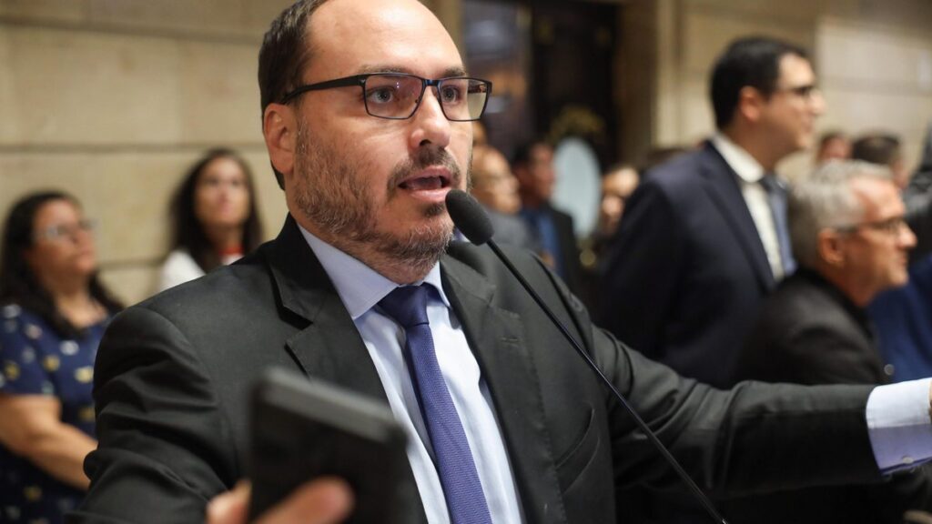 Candidatura de Carlos Bolsonaro ao Senado gera tensões na direita de Santa Catarina Candidatura de Carlos Bolsonaro ao Senado gera tensões na direita de Santa Catarina
