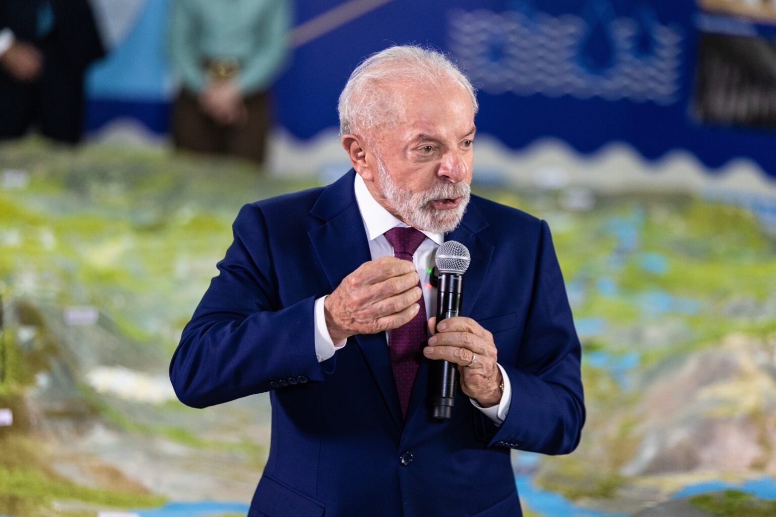 Financial Times Preveem Reeleição de Lula em 2026 Baseado em Análise Econômica e Política