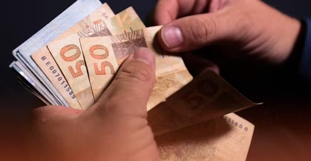 Justiça Obriga Governo do RN a Pagar 13º Salário de Servidores da Saúde até Dezembro Justiça Obriga Governo do RN a Pagar 13º Salário de Servidores da Saúde até Dezembro