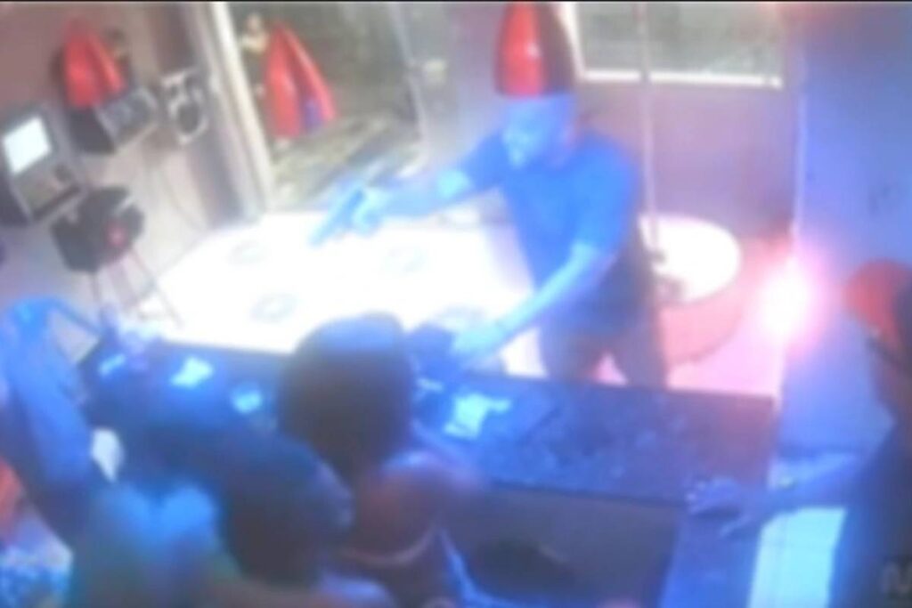 Policial Militar é Detido por Roubo em Casa de Entretenimento na Vila Mimosa Policial Militar é Detido por Roubo em Casa de Entretenimento na Vila Mimosa