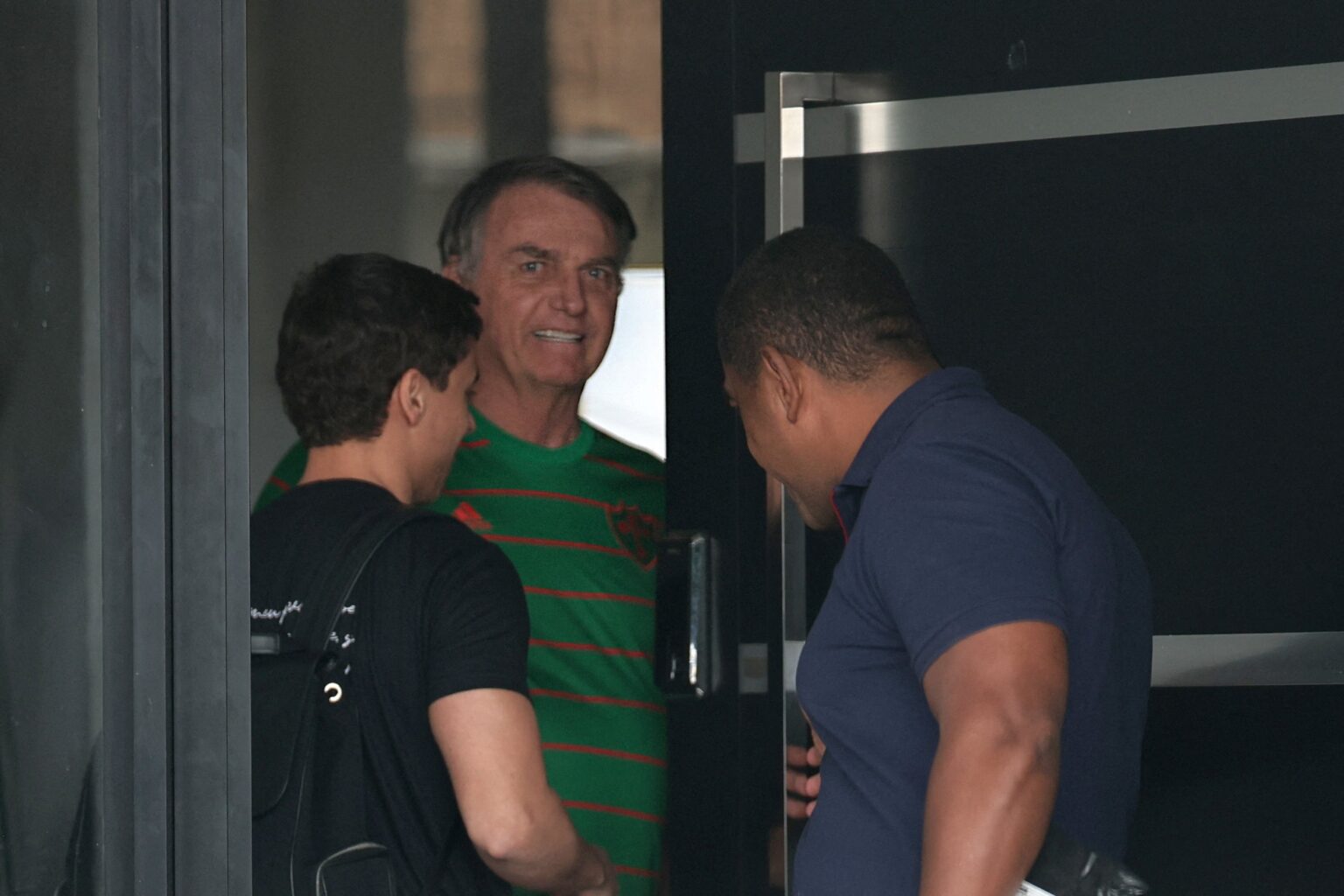 Articulações Políticas de Bolsonaro: O ‘Bunker da Oposição’ na Papudinha Articulações Políticas de Bolsonaro: O 'Bunker da Oposição' na Papudinha