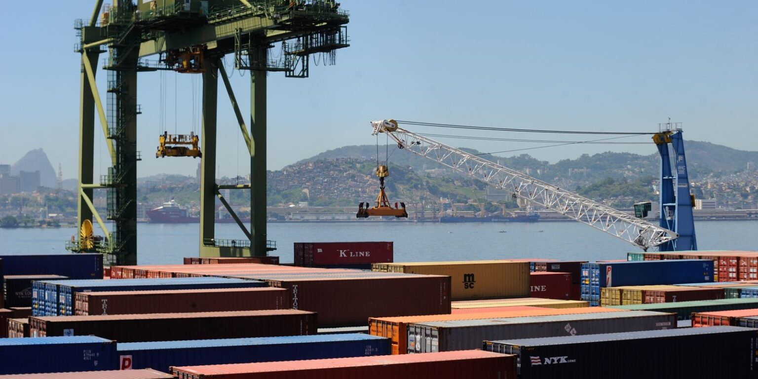 Brasil deve alcançar superávit comercial de até US$ 90 bilhões em 2026