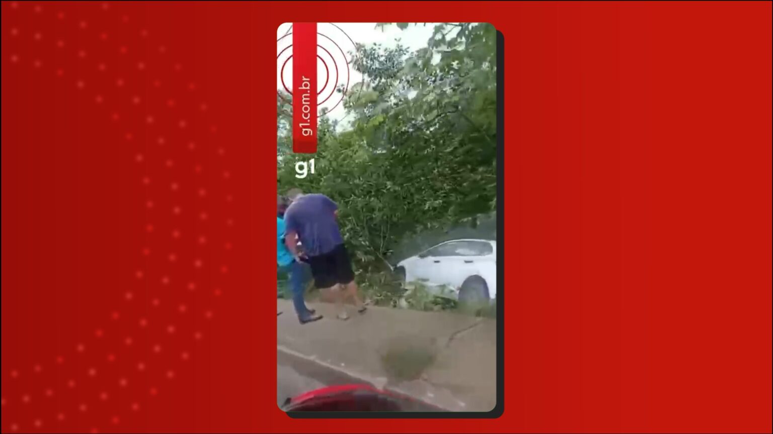 Carro Cai em Área de Mata na Avenida do Turismo em Manaus Durante Forte Chuva Carro Cai em Área de Mata na Avenida do Turismo em Manaus Durante Forte Chuva
