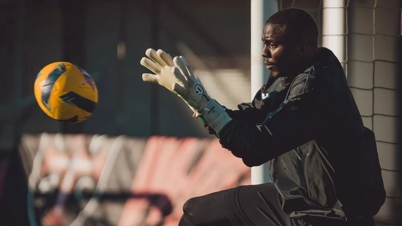 Comparativo: Botafogo e Flamengo em Negociações pelo Goleiro Andrew Comparativo: Botafogo e Flamengo em Negociações pelo Goleiro Andrew