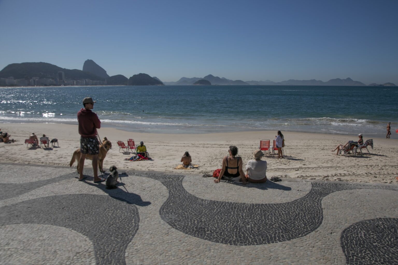 Copacabana Reinvents the Summer: A Praia Mais Visitada do Rio de Janeiro Copacabana Reinvents the Summer: A Praia Mais Visitada do Rio de Janeiro