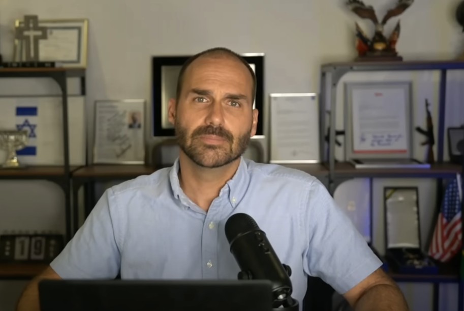 Eduardo Bolsonaro Retorna à Polícia Federal Após Cassação de Mandato