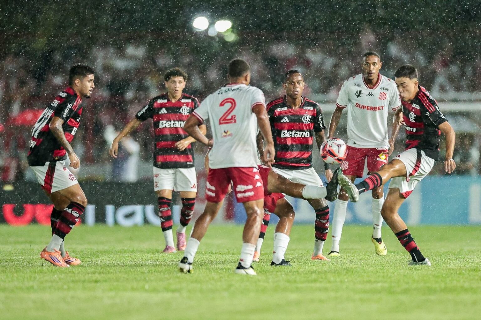 Flamengo Enfrenta Crise no Carioca: Garotos Precisam de Virada Contra Volta Redonda Flamengo Enfrenta Crise no Carioca: Garotos Precisam de Virada Contra Volta Redonda