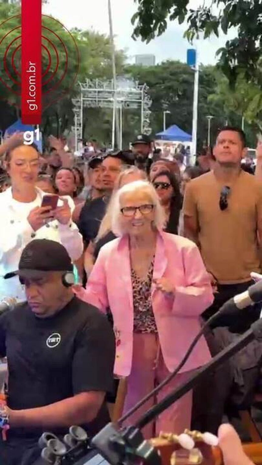 Idosa de 88 Anos Se Destaca ao Dançar em Show de Pagode em Florianópolis Idosa de 88 Anos Se Destaca ao Dançar em Show de Pagode em Florianópolis