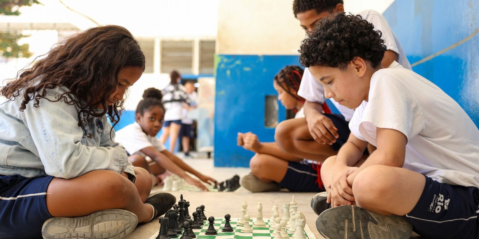 MEC Analisará Impacto da Restrição de Celulares nas Escolas: Um Ano de Mudanças