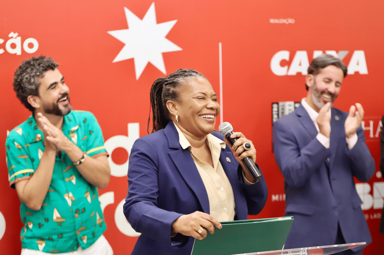 O Reinado do Riso: Ministra Margareth Menezes Lança Exposição na Caixa Cultural Brasília