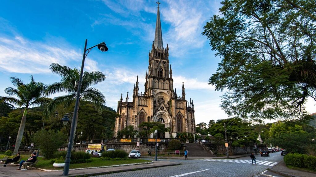 Petrópolis: A Cidade Imperial Ideal para Viver com Tranquilidade e Sofisticação Petrópolis: A Cidade Imperial Ideal para Viver com Tranquilidade e Sofisticação