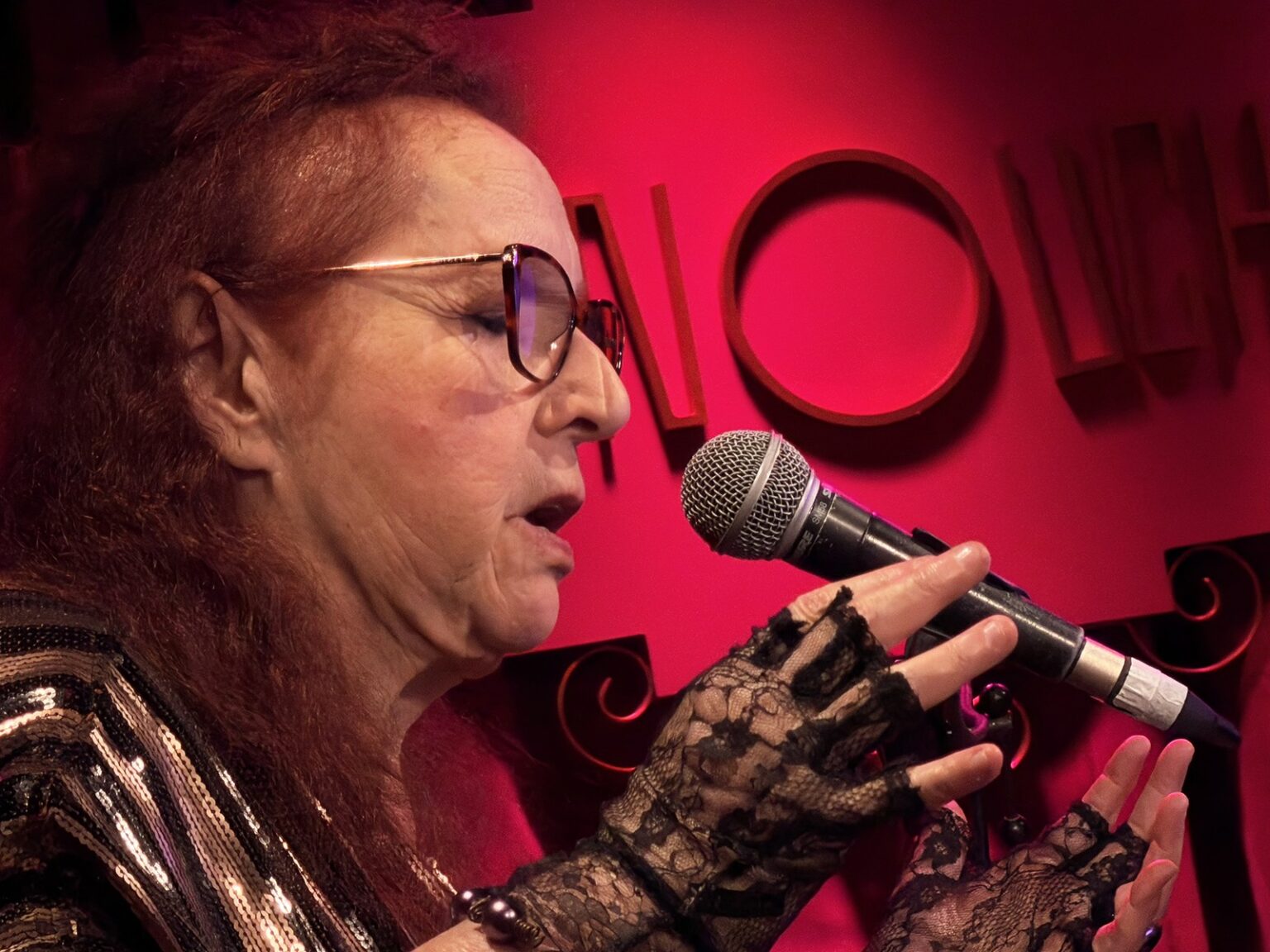 Cida Moreira Encanta com Tributo a Angela Ro Ro em Show Emocionante