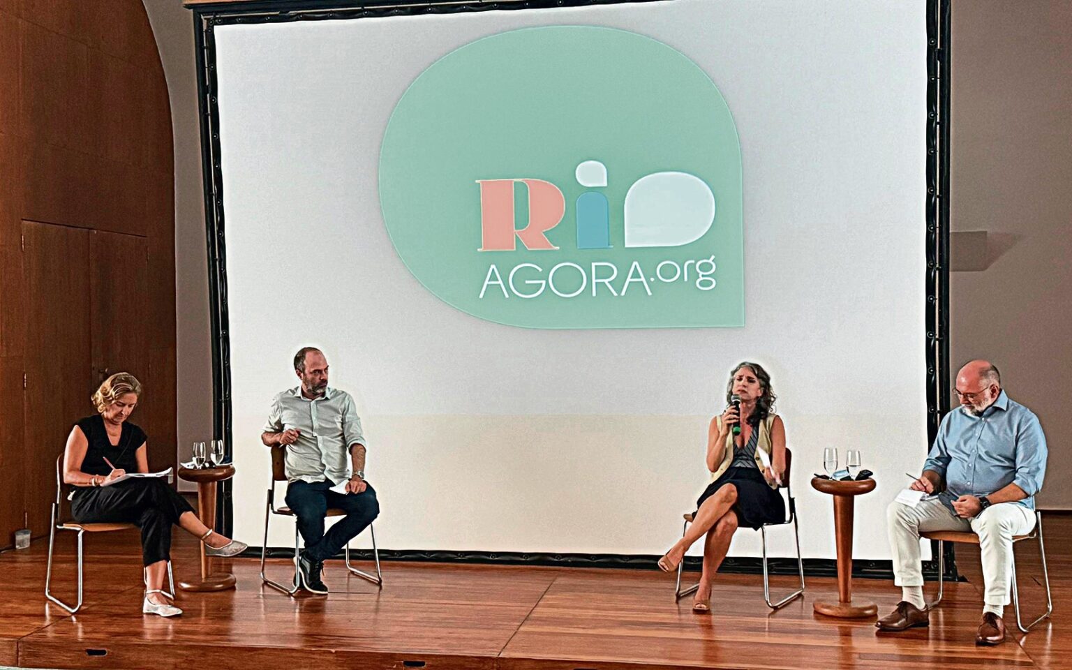 Debates sobre Soluções e Desafios do Rio: Uma Iniciativa Crucial para o Futuro Debates sobre Soluções e Desafios do Rio: Uma Iniciativa Crucial para o Futuro