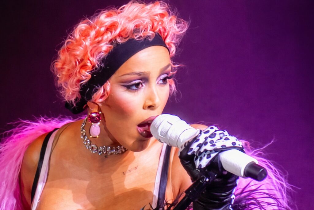 Doja Cat Hipnotiza em Show Sem Firulas em São Paulo