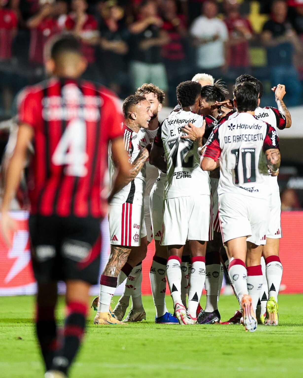 Flamengo conquista primeira vitória no Brasileiro com defesa crucial de Rossi Flamengo conquista primeira vitória no Brasileiro com defesa crucial de Rossi