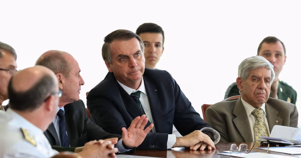 Flávio Bolsonaro busca alianças políticas, deixando militares à margem da sua pré-candidatura Flávio Bolsonaro busca alianças políticas, deixando militares à margem da sua pré-candidatura
