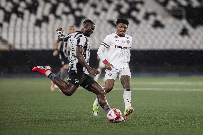 Fluminense Vence Botafogo e Destaca John Kennedy em Clássico Decisivo