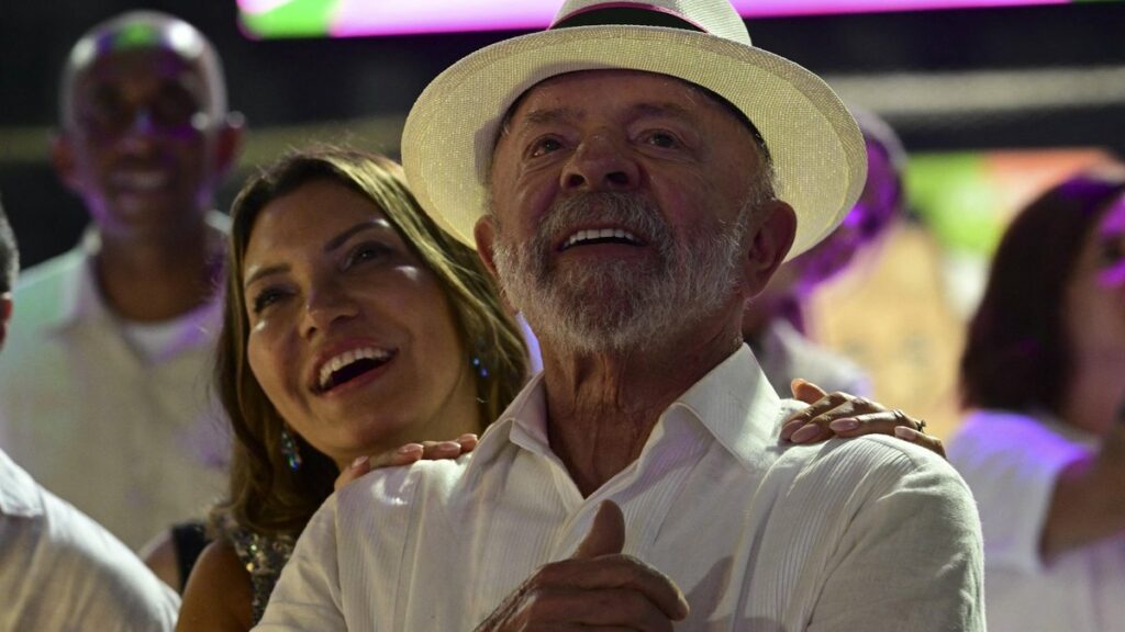 Lula Deixa Marquês de Sapucaí Após Longa Noite de Desfiles em Homenagem