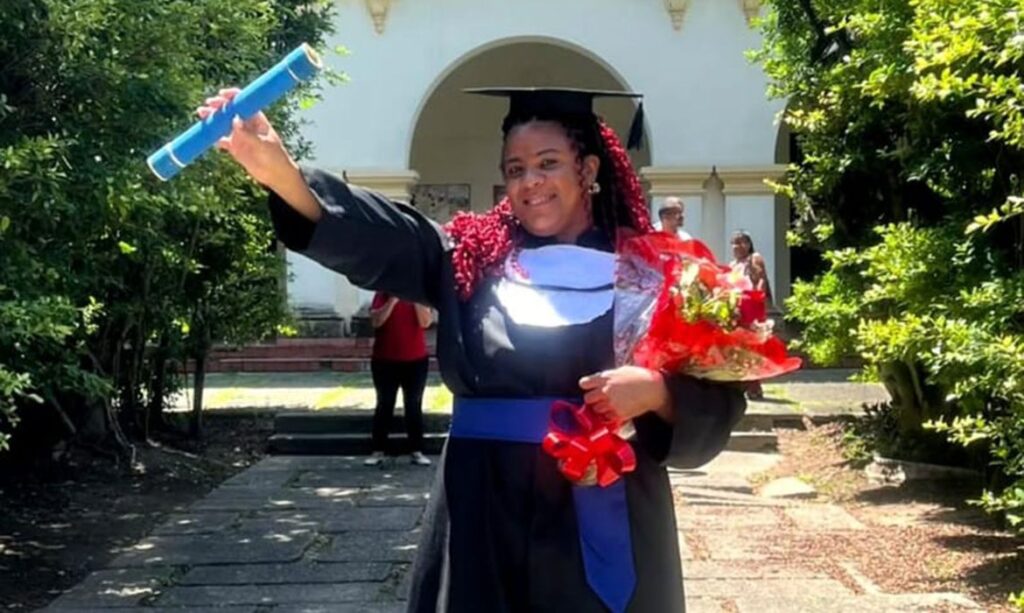 A Trajetória Inspiradora de uma Mulher Trans na Universidade: Da Exclusão ao Ensino Superior A Trajetória Inspiradora de uma Mulher Trans na Universidade: Da Exclusão ao Ensino Superior