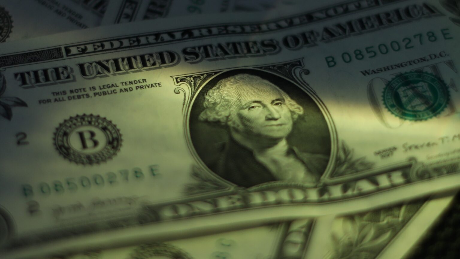 Conflito no Oriente Médio: Dólar e Petróleo em Alta Aguardam Impactos Econômicos Conflito no Oriente Médio: Dólar e Petróleo em Alta Aguardam Impactos Econômicos