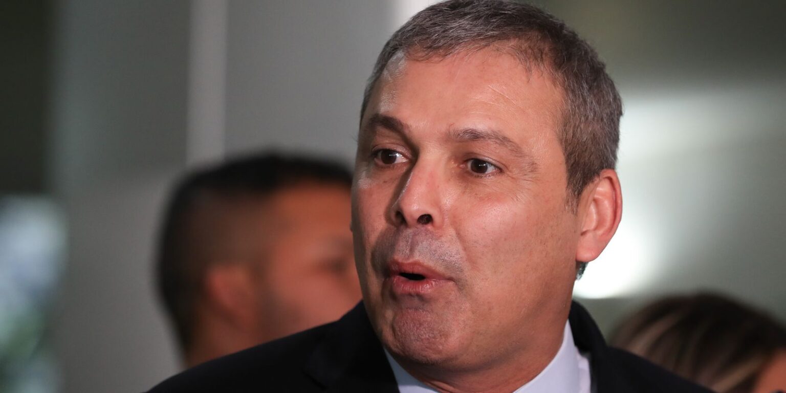 Deputado Lindbergh Farias Processa Justiça Contra Reajuste de 15% na Conta de Luz no Rio Deputado Lindbergh Farias Processa Justiça Contra Reajuste de 15% na Conta de Luz no Rio