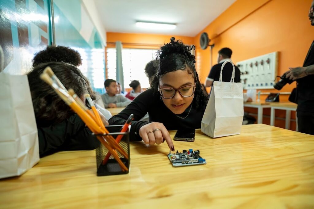 Engenhoka: Aulas Gratuitas de Arte e Robótica para Estudantes em Curitiba Engenhoka: Aulas Gratuitas de Arte e Robótica para Estudantes em Curitiba