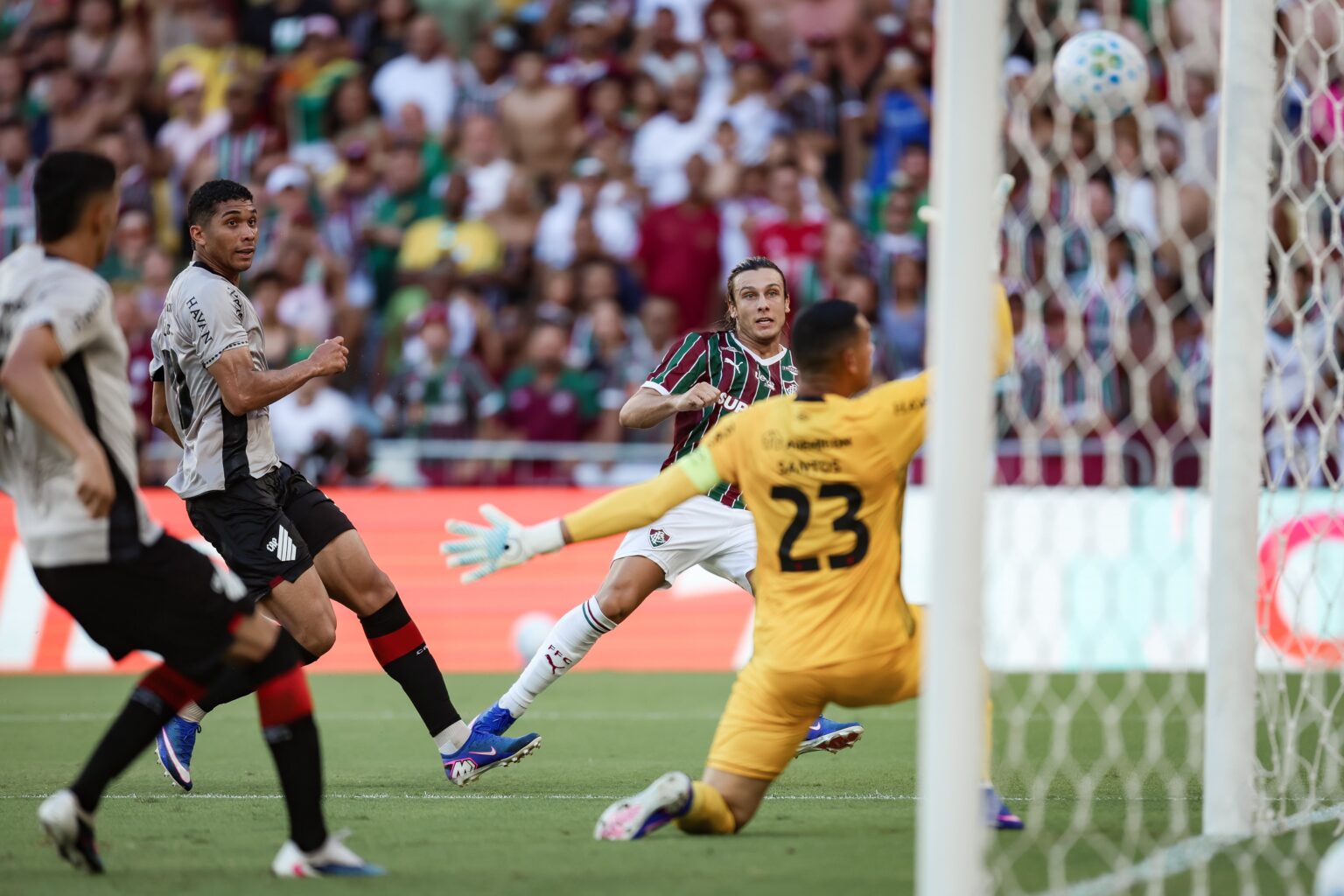 Fluminense Vence Athletico com Gol de Arana nos Últimos Instantes do Jogo Fluminense Vence Athletico com Gol de Arana nos Últimos Instantes do Jogo