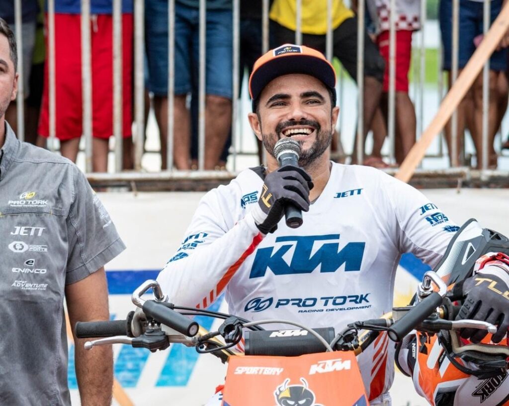 Gilmar ‘Joaninha’ Flores Desenha Emoções em Freestyle Motocross no Pará Gilmar 'Joaninha' Flores Desenha Emoções em Freestyle Motocross no Pará