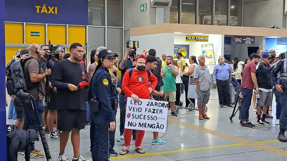 Leonardo Jardim chega ao Rio e surpreende torcedores antes de fechar com o Flamengo Leonardo Jardim chega ao Rio e surpreende torcedores antes de fechar com o Flamengo